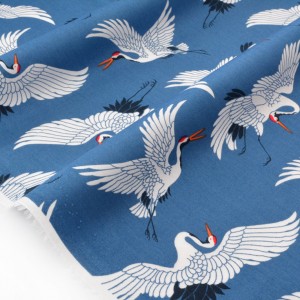 Tissu popeline coton soyeux oiseau grue fond bleu x 50cm 