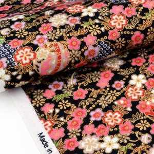 Tissu japonais traditionnel fleuri doré fond noir x 0.5 m