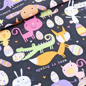 Tissu américain thème Pâques les animaux chasse aux œufs fond gris x 50cm 