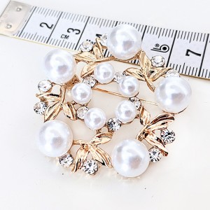 Destock bijoux fantaisie broche en perles synthétique blanches taille 5.3cm