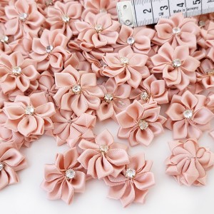 Déstock 100 fleur satin rose poudré cousue de strass taille 2.8cm