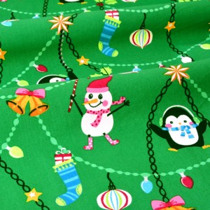 Tissu américain coton souple-bonhommes de neige et pingouins fêtent Noël fond vert x 50cm
