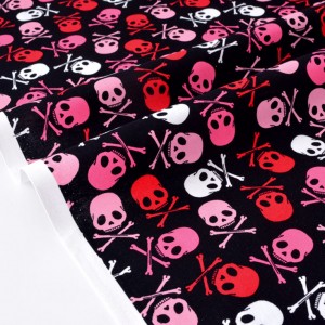 Tissu américain tête de mort rose sur fond noir x 50cm 