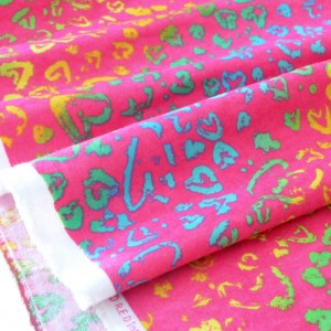 Tissu américain flanelle coton extra-doux léopard fond rose x 50cm 