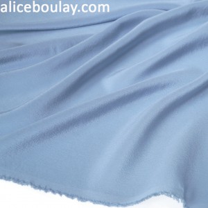 Tissu crêpe de chine en soie bleu fumé extra-doux et fluide x 50cm
