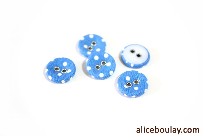 Bouton recouvert 2 trous bleu pois blancs