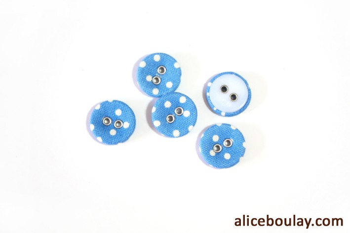 Bouton recouvert 2 trous bleu pois blancs