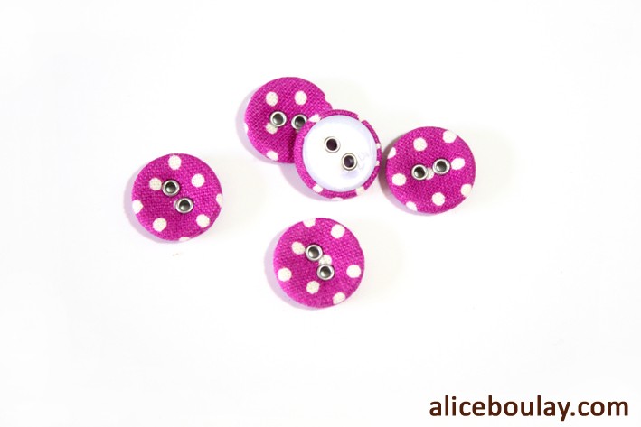 Bouton recouvert 2 trous fuschia pois blancs