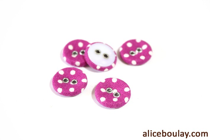 Bouton recouvert 2 trous fuschia pois blancs