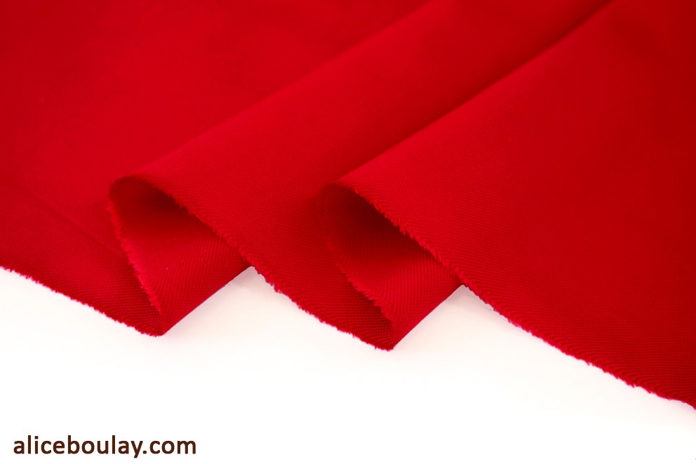 Tissu en soie rouge foncé
