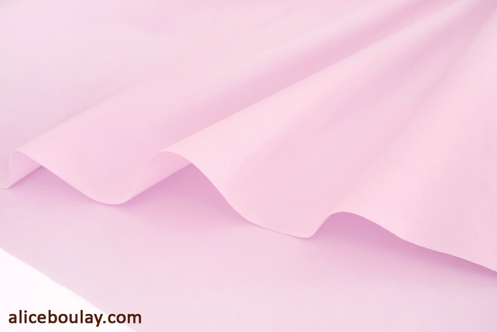Tissu popeline de coton et polyester rose pâle