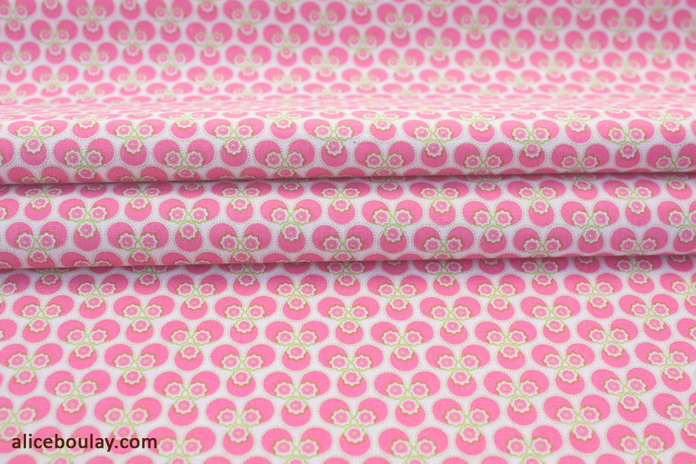 Tissu TANTE EMA pétales roses