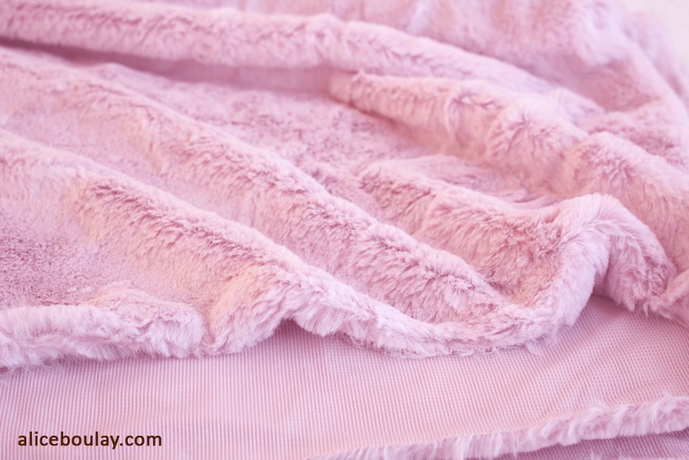 Tissu velours doudou / peluche rose pâle