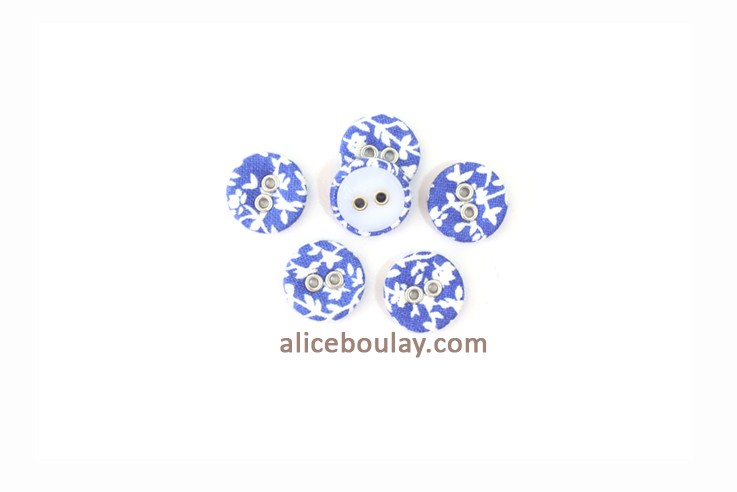 Mercerie bouton recouvert 2 trous fleuri bleu 15mm