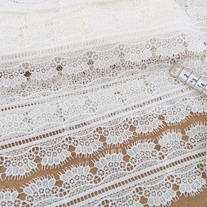 Destock lot 11.3m dentelle guipure polyester blanche largeur 6.8cm