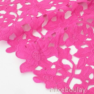 Tissu en guipure/dentelle lourd polyester festonnée rose fuchsia x 50cm