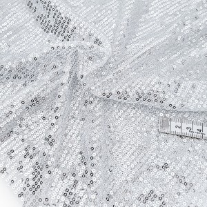 Destock 1.45m tissu petits sequins argentés brodés sur tulle élastique fluide largeur 160cm