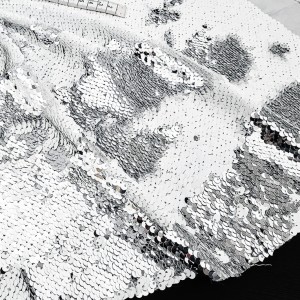 Destock 1.8m tissu sequins sirène sur satin lourd réversible blanc argenté largeur 135cm