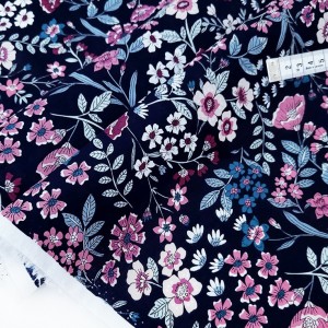 Destock 1m tissu batiste coton soyeux motif fleuri fond bleu nuit  largeur 143cm