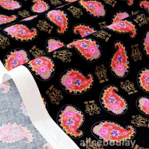 Tissu américain coton raide motif fleuri cachemire rouge doré fond noir x 50cm 