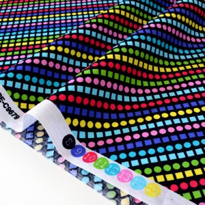 Tissu américain patchwork-géométrique arc en ciel fond noir x 50cm 
