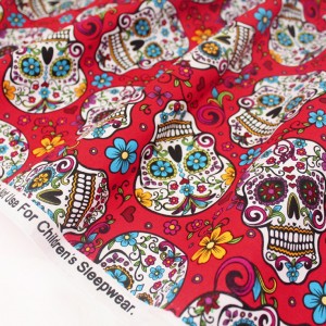 Tissu américain têtes de mort mexicaines sur fond rouge fleuri x 50cm 