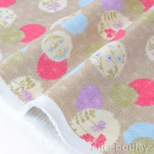 Tissu japonais coton dobby traditionnel fleuri étoiles asanoha fond beige x50cm